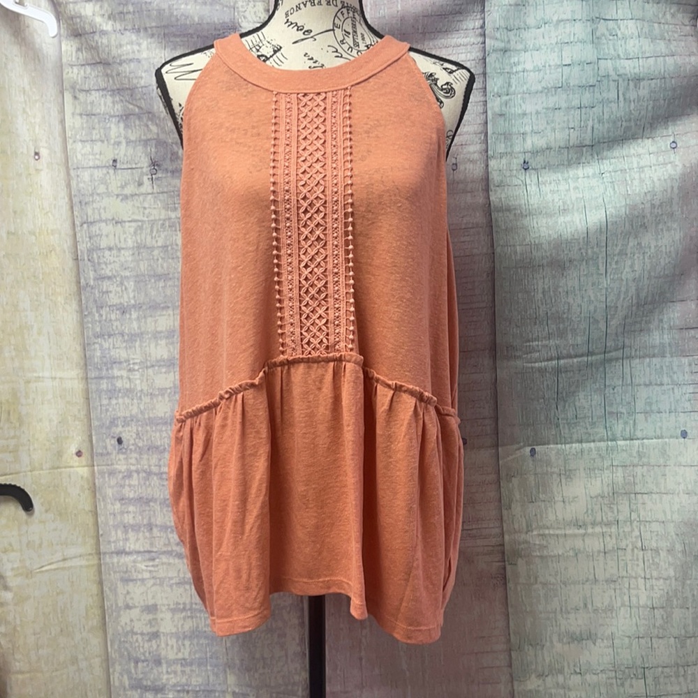 In excellent condition 2 Woman’s top. Old Navy XXL